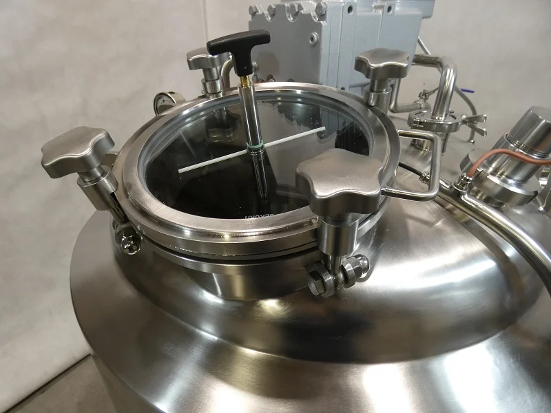 Mieszalnik procesowy ze stali nierdzewnej produkcji Steeltiv. Wyposażony w szklany właz, latarkę, mieszadło i możliwość wytworzenia próżni